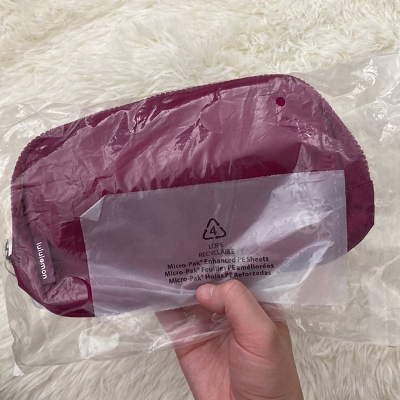 Lululemon Belt Bag - Wildberry / Fuschia 🩷 (BRAND NEW, fully sealed) - Picture 2 of 4